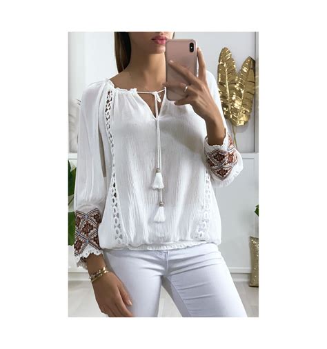 witte blouse met kant bij de kraag en borduursel op de mouwen