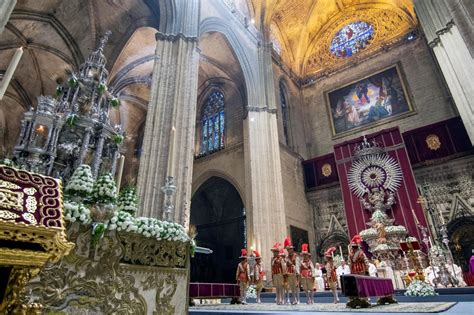 Corpus Una Procesión Dentro De La Catedral Y Con Aforo