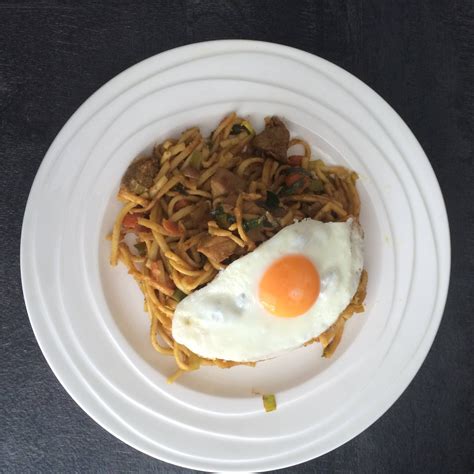 white plate topped  noodles   egg
