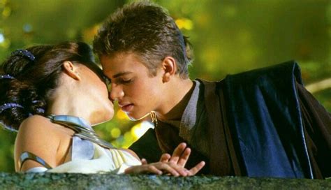 anakin and padme kiss behind the scnese i love it everything about it