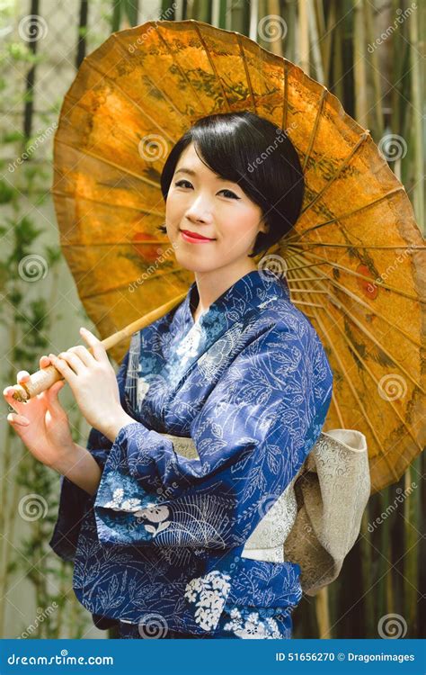 Femme Japonaise Avec Le Parapluie Photo Stock Image Du Magnifique