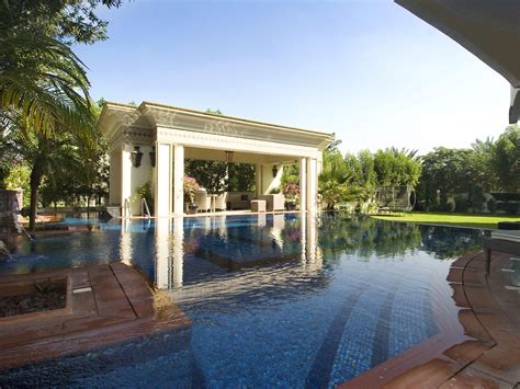 dubais luxury real estate thrives  upheaval arabianbusiness