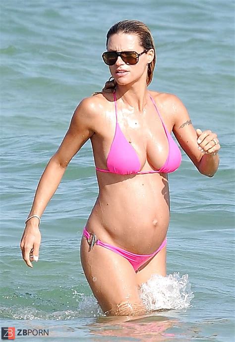 Steamy Pregnant Celeb Michelle Hunziker In Bathing Suit Three German