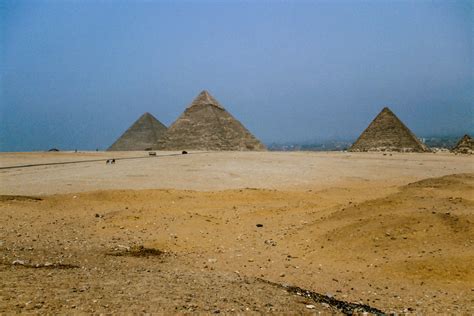 pyramids of gizah 2560 bce miṣr bruno vanbesien flickr