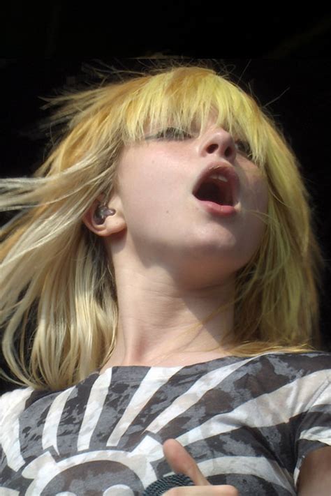 hayley williams straight yellow choppy bangs two tone hairstyle steal her style