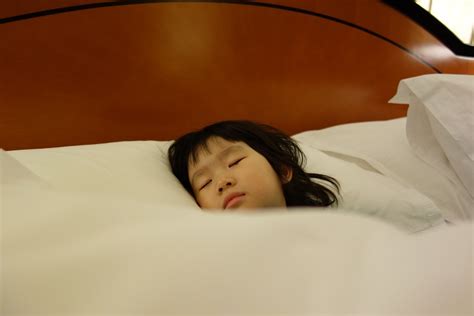 Si Kecil Tidur Malam Lebih Baik Lampu Mati Atau Menyala Mommies Daily