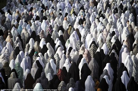 millions  muslims celebrate eid  mark    ramadan daily mail