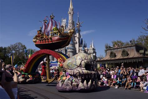 disney festival  fantasy parade   debut  magic kingdom