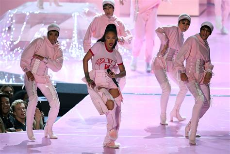 rihanna s mtv vma 2016 performances were amazing in every way glamour