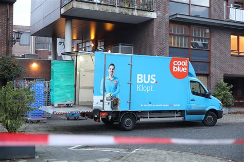 gewapende overval op coolblue  eindhoven personeel bedreigd foto bdnl