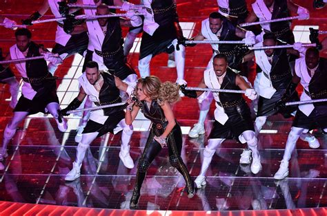 see it jennifer lopez shows shakira how to booty shake in fun super