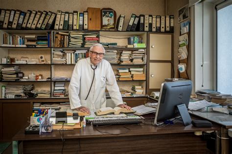 deze dokter van  ontvangt nog iedere dag tot tien patiente willebroek gazet van antwerpen