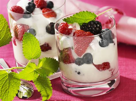 beeren joghurtcreme erfrischend und leicht rezept eat smarter