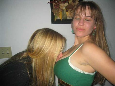 hot lesbian pics girls kissing each other for the first time