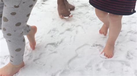 kinderopvang laat peuters op blote voeten  sneeuw lopen slapen ze goed van rtl nieuws