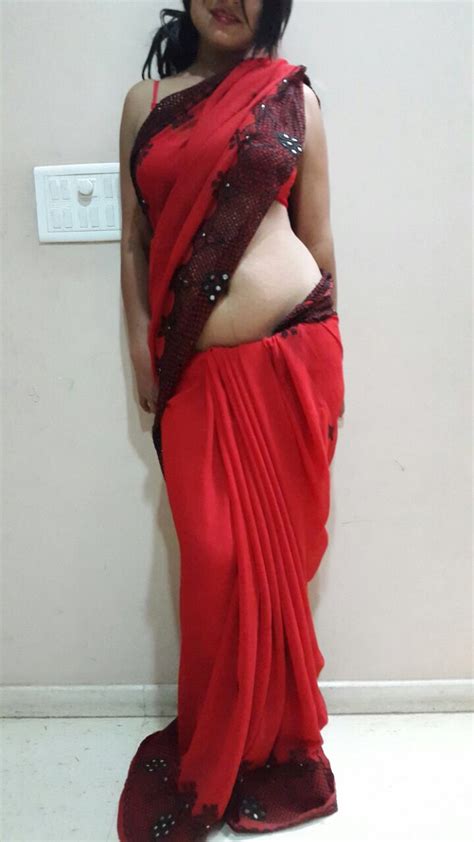 saree wali aunty exposing boobs in blouse cleavage picture