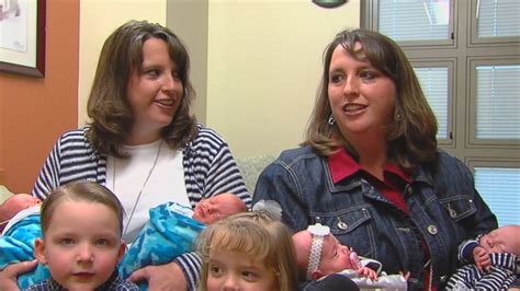 identical twin sister moms welcome second set of twins weeks apart abc news