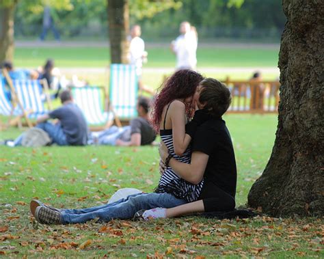 couples sitting on bench wallpapers couples in park wallpapers