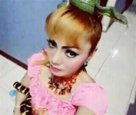 indonesian singer collapses on stage dies after being bitten by foto bugil 2017