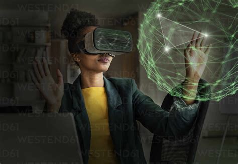 Junge Geschäftsfrau Mit Virtual Reality Simulator Bei Der Arbeit An