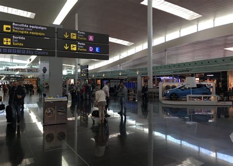 el prat barcelona airport openbaar vervoer naar centrum taxi auto huren barcelona airport