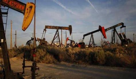 le petrole poursuit sa chute  approche le seuil des  dollars   york economie finance