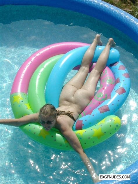 nude blonde gf having fun in the inflatable pool albúm de