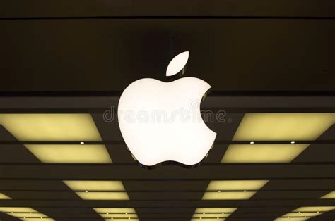 apple winkel redactionele fotografie afbeelding bestaande uit laptop
