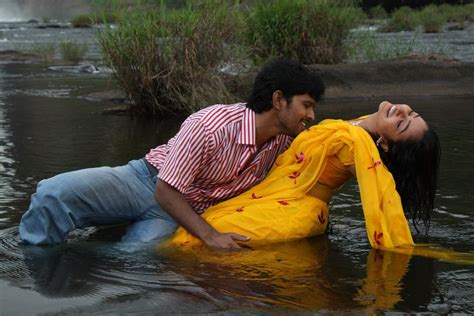 Celeb Saree Tamil Actress Navel Kissing In Yellow