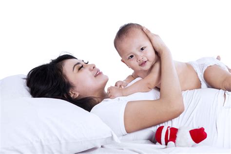 imunisasi lengkap optimalkan kesehatan bayi  baby