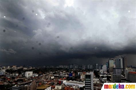 foto fenomena gumpalan awan hitam hantui langit ibu kota