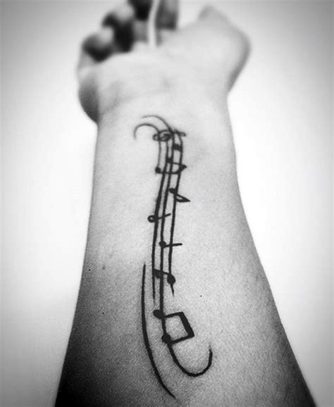 einfache musik tattoos fuer maenner musical ink design ideen mann