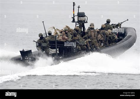 kampftaucher der marine bundeswehr waehrend einer uebung einsatz mit einem schlauchboot