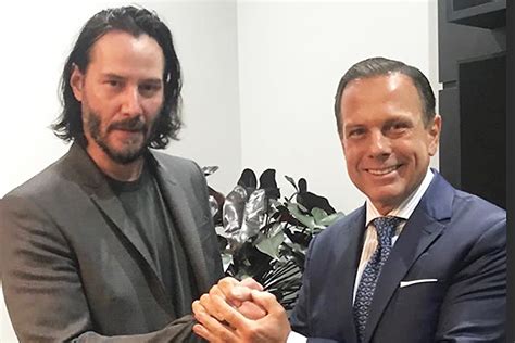 Keanu Reeves Conversa Com Doria Sobre Filmagem De Série Em Sp Veja