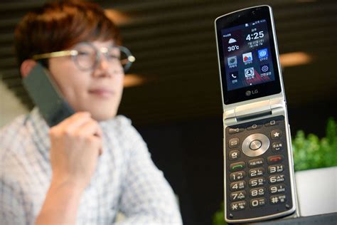 android powered lg gentle proves  flip phone     alive  keeping