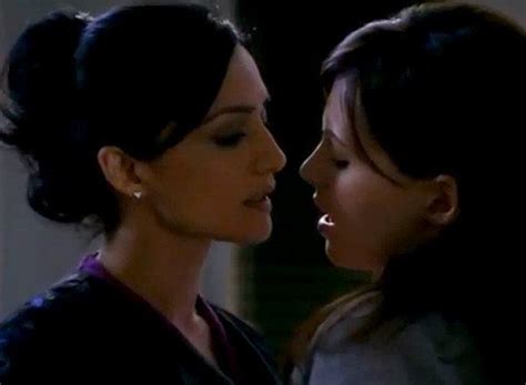 the good wife behind kalinda s lesbian sex scene with
