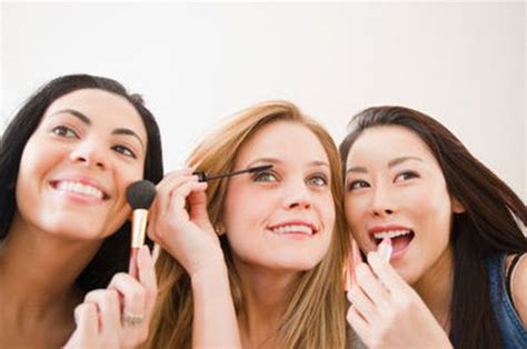 7 alasan kenapa kita enggak boleh berbagi kosmetik dan alat kecantikan