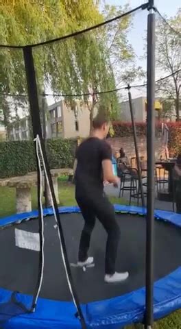 dumpert backflip op de trampoline