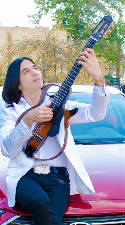عازف الجيتار العالمي عماد حمدي يتحدث عن مشواره في نجوم على لايف صور