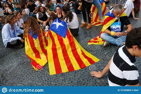 demonstranten met de onafhankelijke catalaanse vlaggen van estelada tijdens een demonstratie
