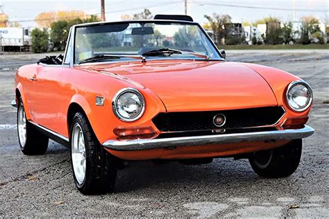 pick   day  fiat  spider classic sports car  italy