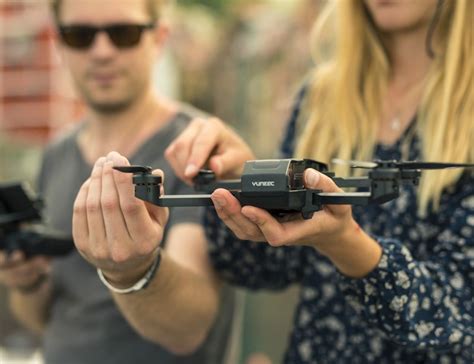 yuneec mantis  foldable  travel drone gadget flow