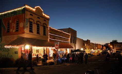 downtown searcy holiday  lights   arkansas