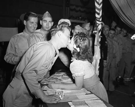 World War Ii In Pictures Kissing During World War Ii