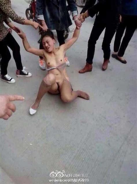中国の浮気女が路上で裸にひん剥かれ集団リンチされる みんくちゃんねる