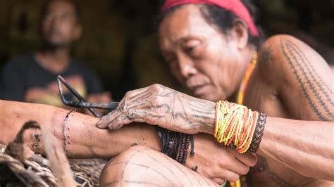 tato mentawai simbol jati diri suku mentawai kebudayaan indonesia