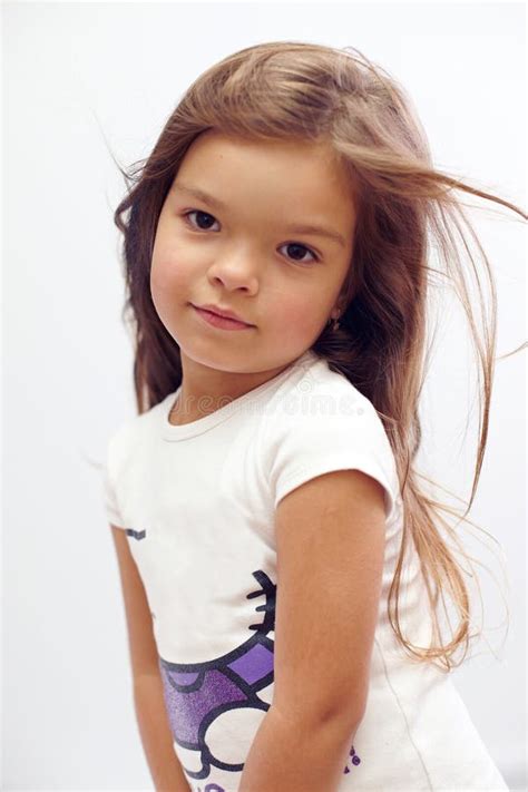 mooi klein meisje met stromend haar studio stock foto image  mensen vreugde