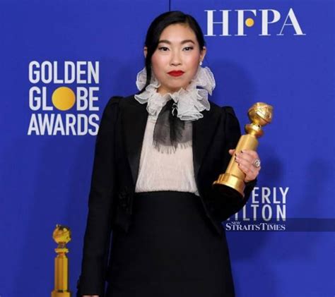 showbiz awkwafina 1st asian american to win golden globe s award