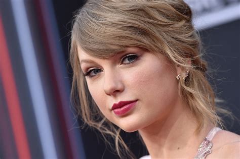 taylor swift s backup dancer reportedly fired after posting sexist things on instagram glamour