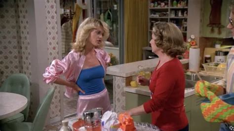 Short Et Veste Rose Brillant Portés Par Laurie Forman Lisa Robin Kelly